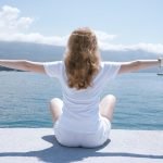 zena-pravilno-sedi-pogled-more