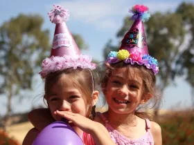 devojcice-kape-balon-rodjendan-proslava