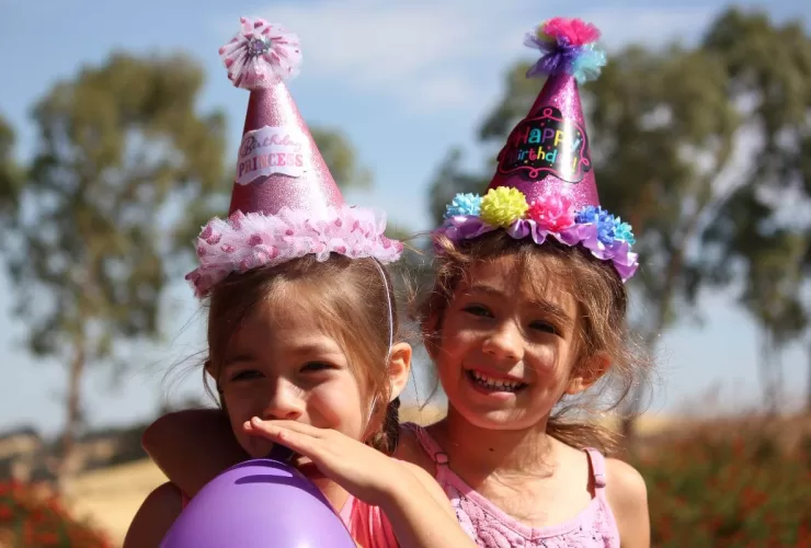 devojcice-kape-balon-rodjendan-proslava