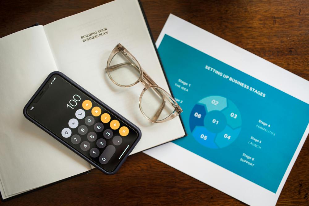 biznis-kalkulator-naočare-papiri