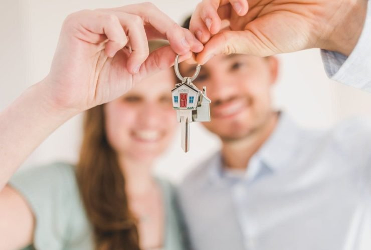 covek-zena-kljuc-kuca