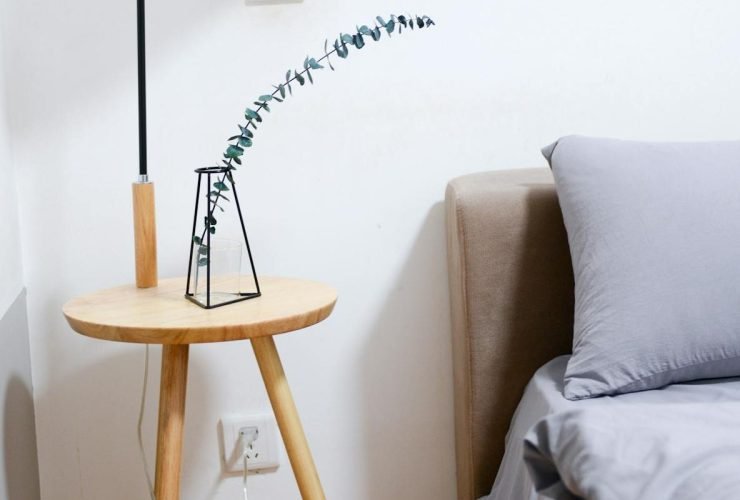 krevet-stocic-vaza-jastuk