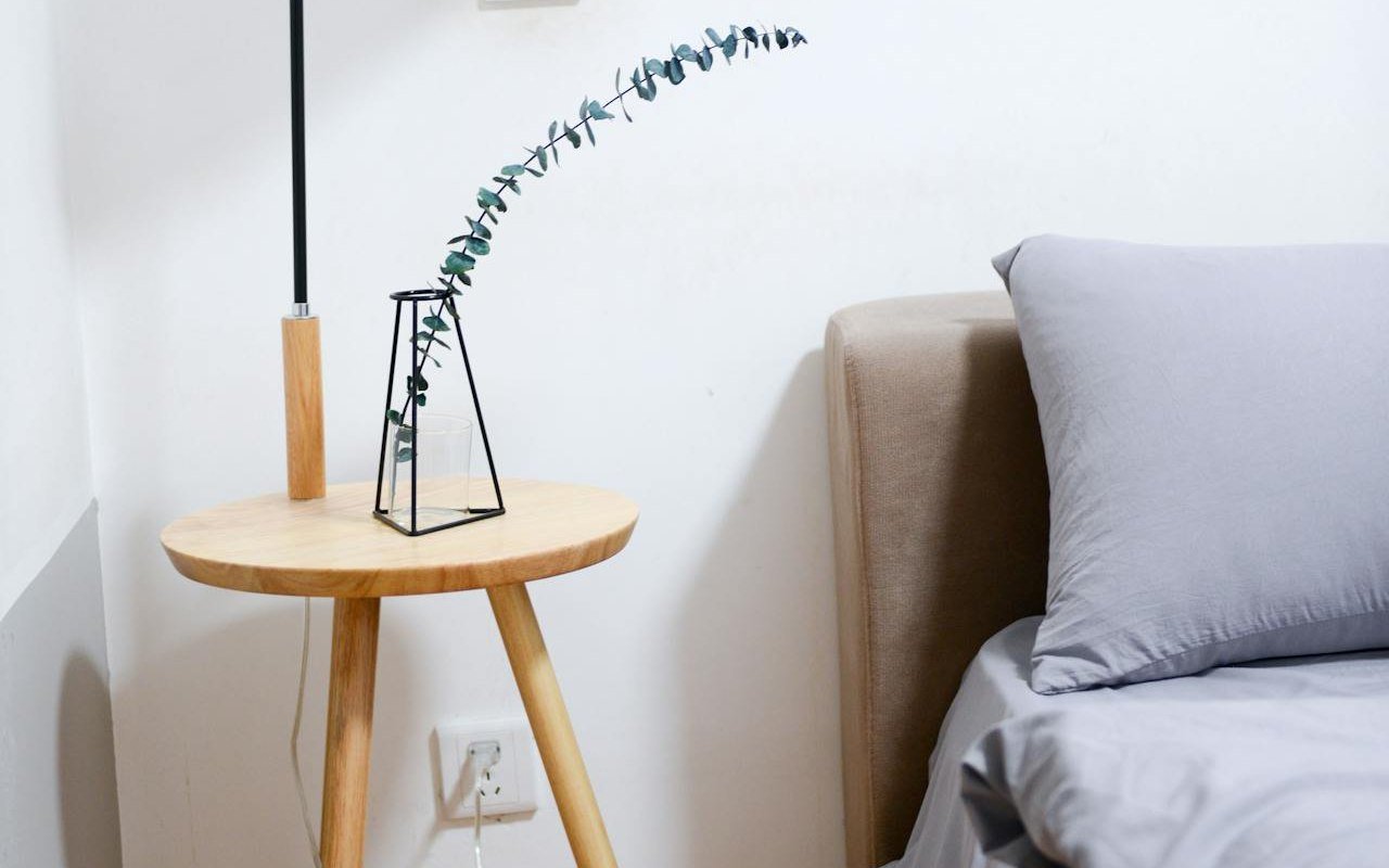 krevet-stocic-vaza-jastuk