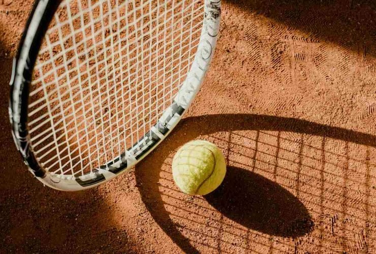 tenis-reket-loptica-teren