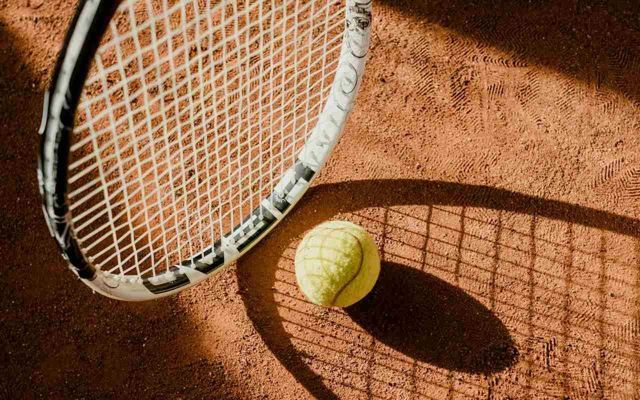 tenis-reket-loptica-teren