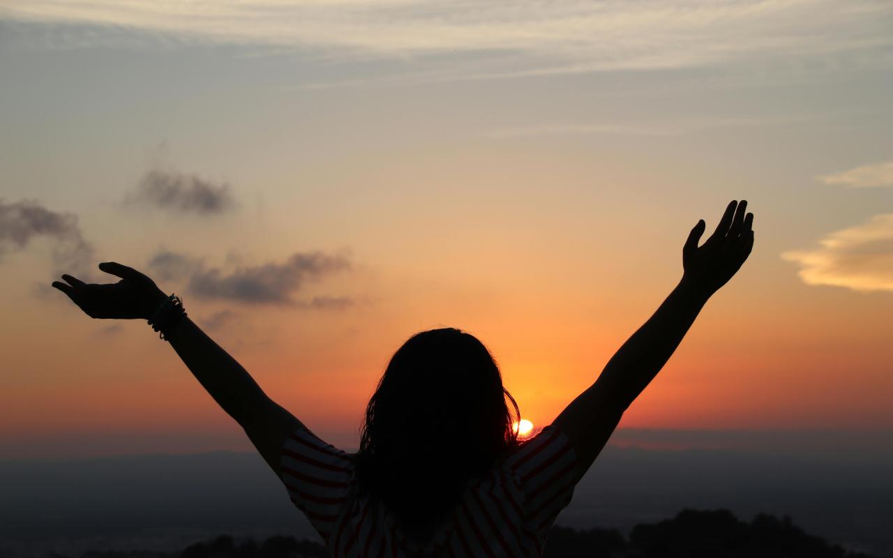 devojka-sunce-zalazak