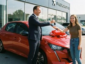 Prodavac daje ključ novog auta