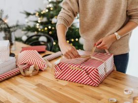 poklon-prugasti-papir-zlatna