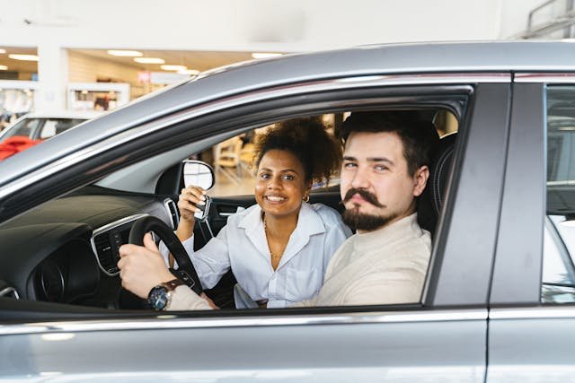 www.kakolako.info Kako pronaći auto školu sa kvalitetnim instruktorima-zena-instruktor-auto