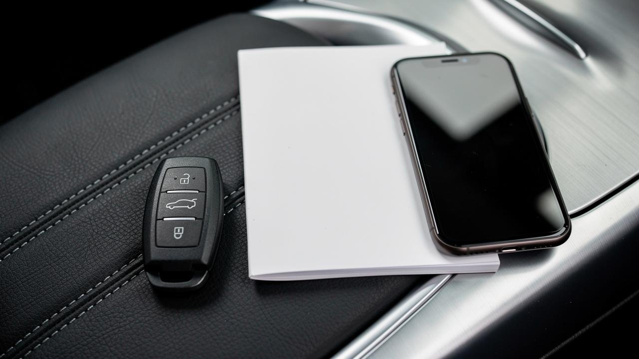 auto-kljuc-telefon-sveska