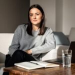 zena-fotelja-laptop-notes