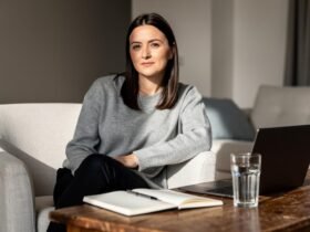 zena-fotelja-laptop-notes
