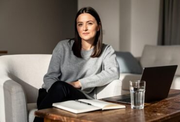 zena-fotelja-laptop-notes
