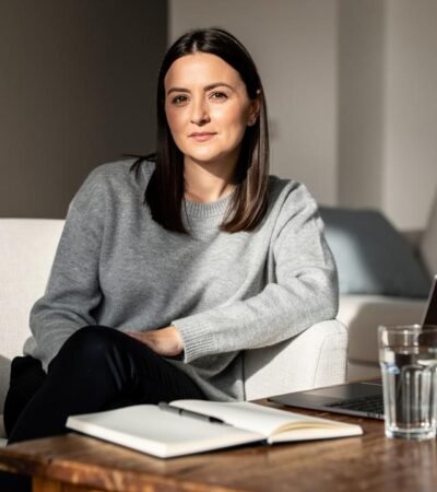 zena-fotelja-laptop-notes