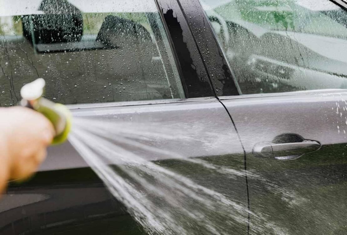 Ispiranje automobila vodom tokom pranja kod kuće