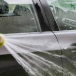 Ispiranje automobila vodom tokom pranja kod kuće