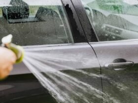 Ispiranje automobila vodom tokom pranja kod kuće