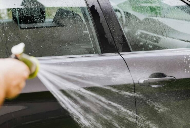 Ispiranje automobila vodom tokom pranja kod kuće