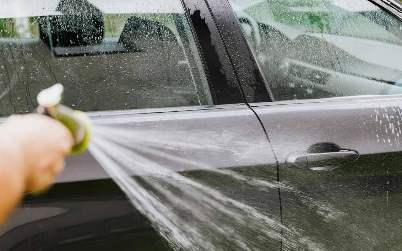 Ispiranje automobila vodom tokom pranja kod kuće