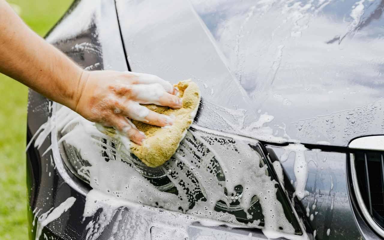 Ručno pranje automobila auto-šamponom i sunđerom
